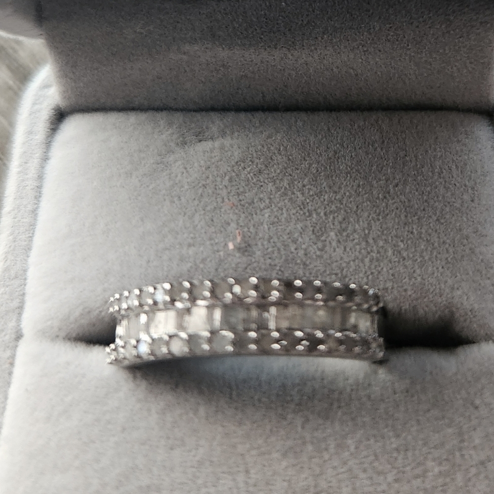 Elegant Diamond Silver Band Ring Size 8